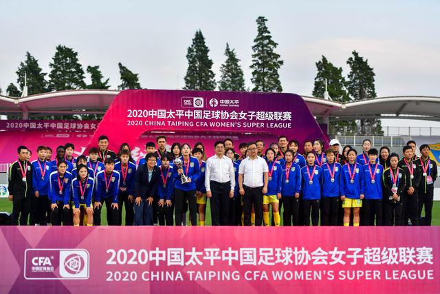 C罗庆祝击败达马克：打进2球全取3分